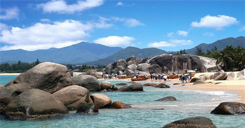 装修白色红色如何选颜色（装修红白搭配好看吗）